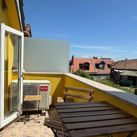 Charming With Balcony In Campanha *